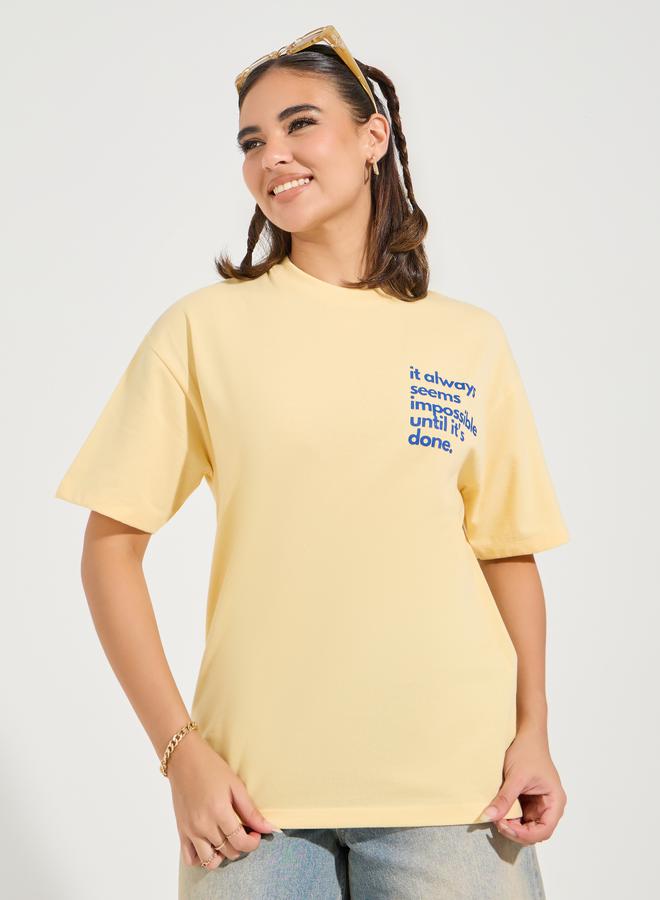 ستايلي تيشيرت فضفاض مطبع بكتابة مع اكتاف منخفضة - Image 1